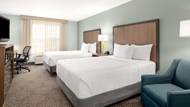 La Quinta Inn & Suites by Wyndham Newport, room with private jacuzzi, photo 2