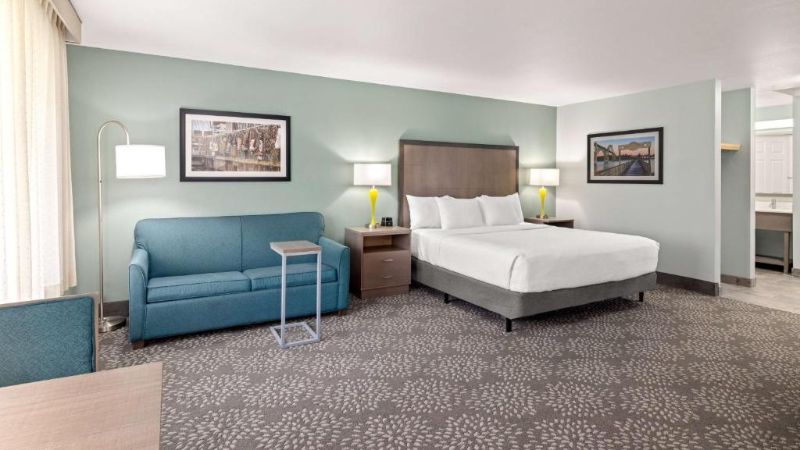 La Quinta Inn & Suites by Wyndham Newport, room with private jacuzzi, photo 3
