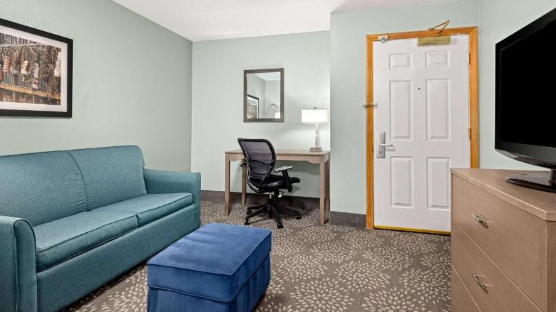 La Quinta Inn & Suites by Wyndham Newport, room with private jacuzzi, photo 4
