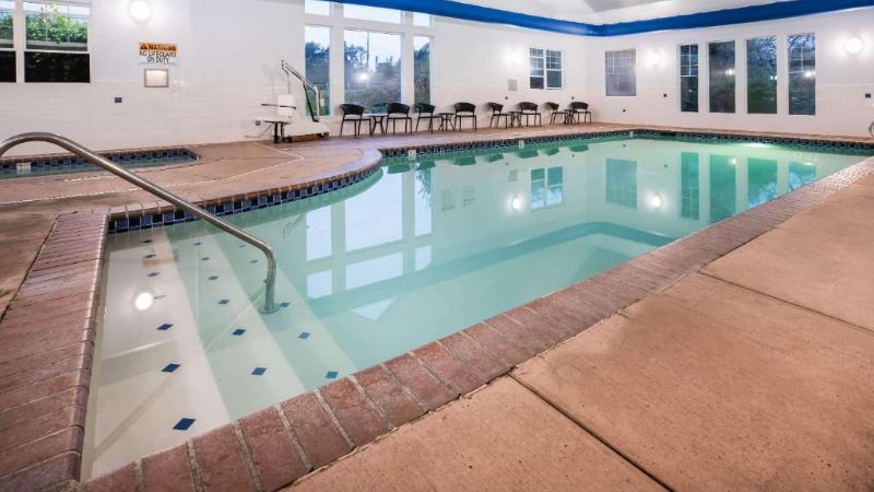 La Quinta Inn & Suites by Wyndham Newport, room with private jacuzzi, photo 6