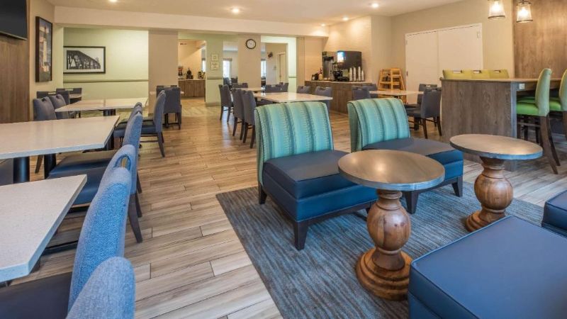 La Quinta Inn & Suites by Wyndham Newport, room with private jacuzzi, photo 8
