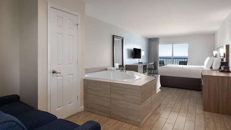 La Quinta Inn & Suites by Wyndham Oceanfront Daytona Beach