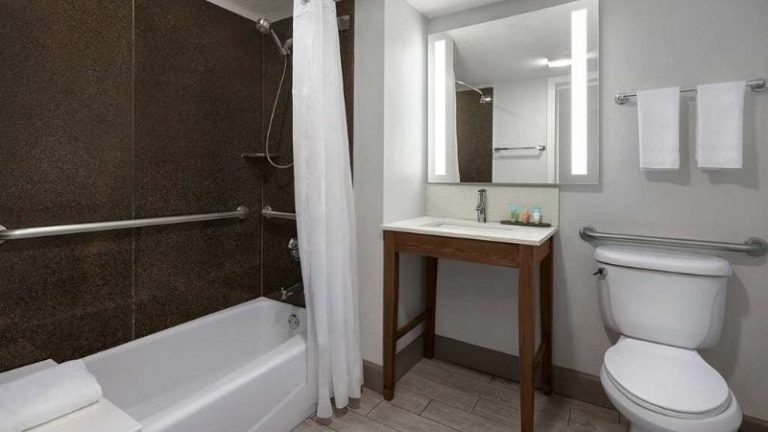 La Quinta Inn & Suites by Wyndham Oceanfront Daytona Beach