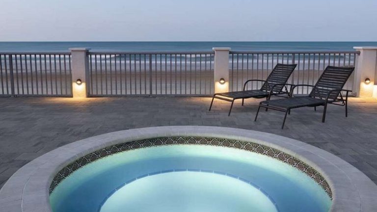 La Quinta Inn & Suites by Wyndham Oceanfront Daytona Beach