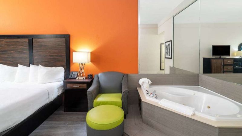 La Quinta Inn Suites by Wyndham Prattville 2 - jacuzzi hotel room