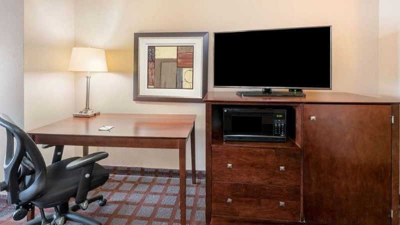 La Quinta Inn & Suites by Wyndham Bozeman, room with private jacuzzi, photo 4