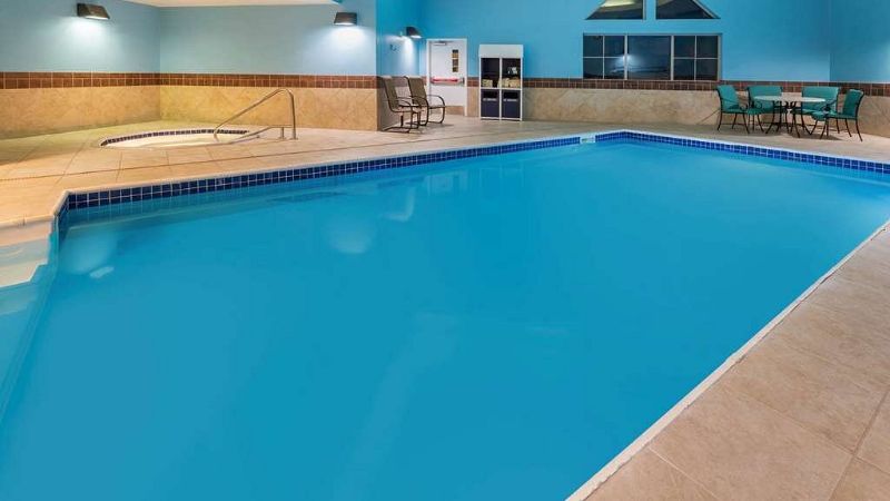 La Quinta Inn & Suites by Wyndham Bozeman, room with private jacuzzi, photo 6