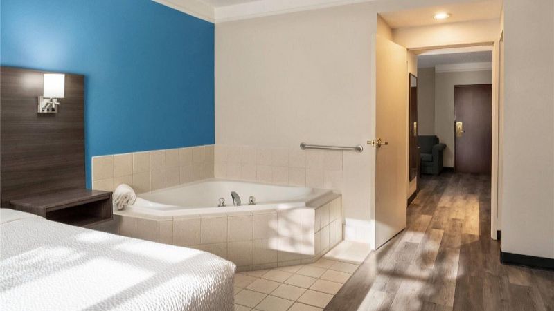 La Quinta Inn & Suites by Wyndham Madison American Center