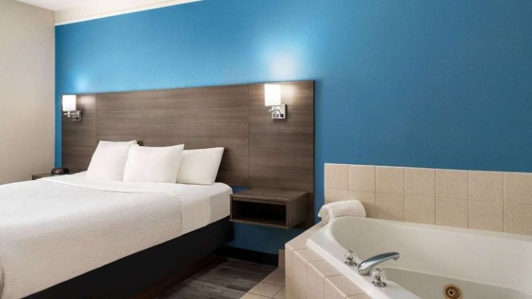 La Quinta Inn & Suites by Wyndham Madison American Center