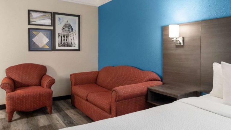 La Quinta Inn & Suites by Wyndham Madison American Center