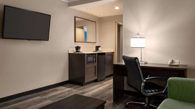 La Quinta Inn & Suites by Wyndham Madison American Center