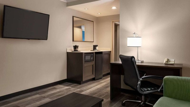 La Quinta Inn & Suites by Wyndham Madison American Center, room with private jacuzzi, photo 4