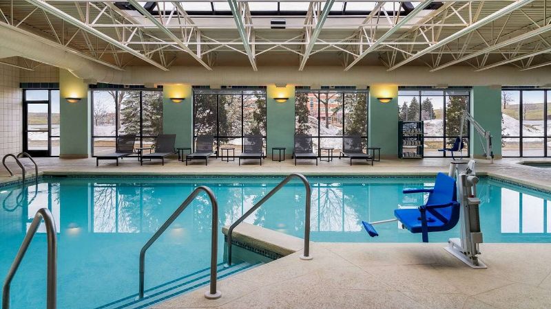 La Quinta Inn & Suites by Wyndham Madison American Center, room with private jacuzzi, photo 5