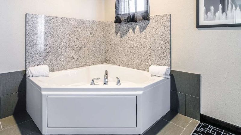 La Quinta by Wyndham Kansas City Airport 1 - jacuzzi hotel room