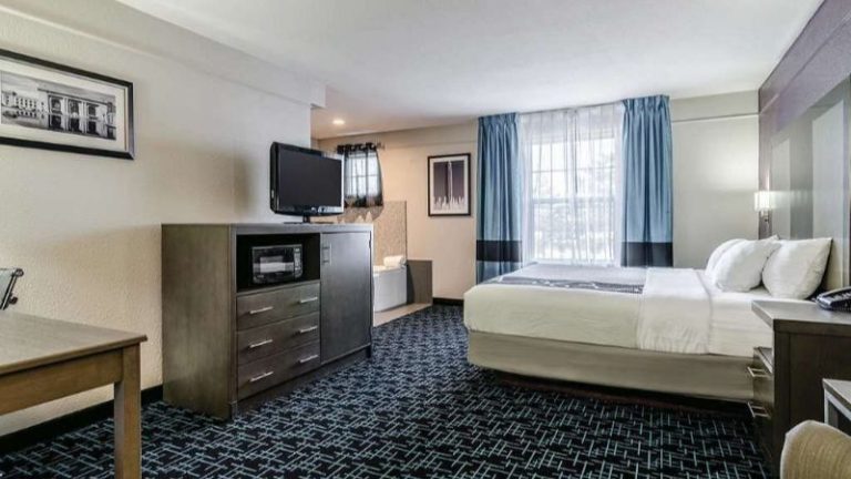La Quinta by Wyndham Kansas City Airport