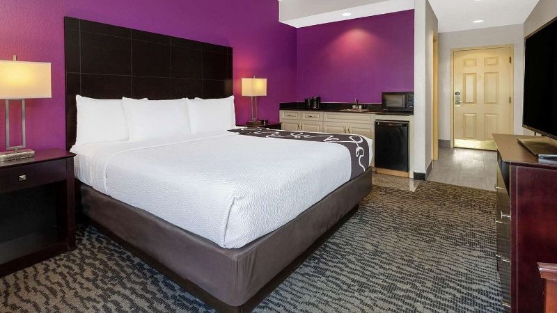 La Quinta by Wyndham Tampa Bay Area-Tampa South, room with private jacuzzi, photo 3