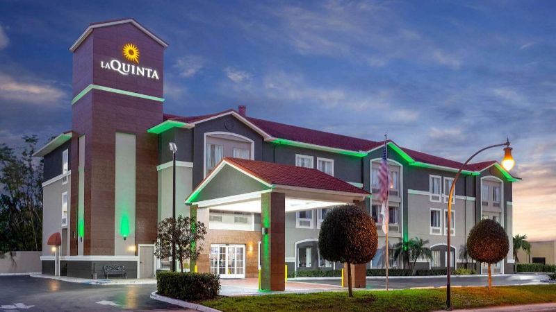 La Quinta by Wyndham Tampa Bay Area-Tampa South, room with private jacuzzi, photo 8