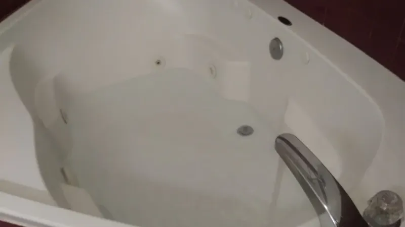 La Quinta by Wyndham Tampa Bay Area-Tampa South, room with private jacuzzi, photo 2