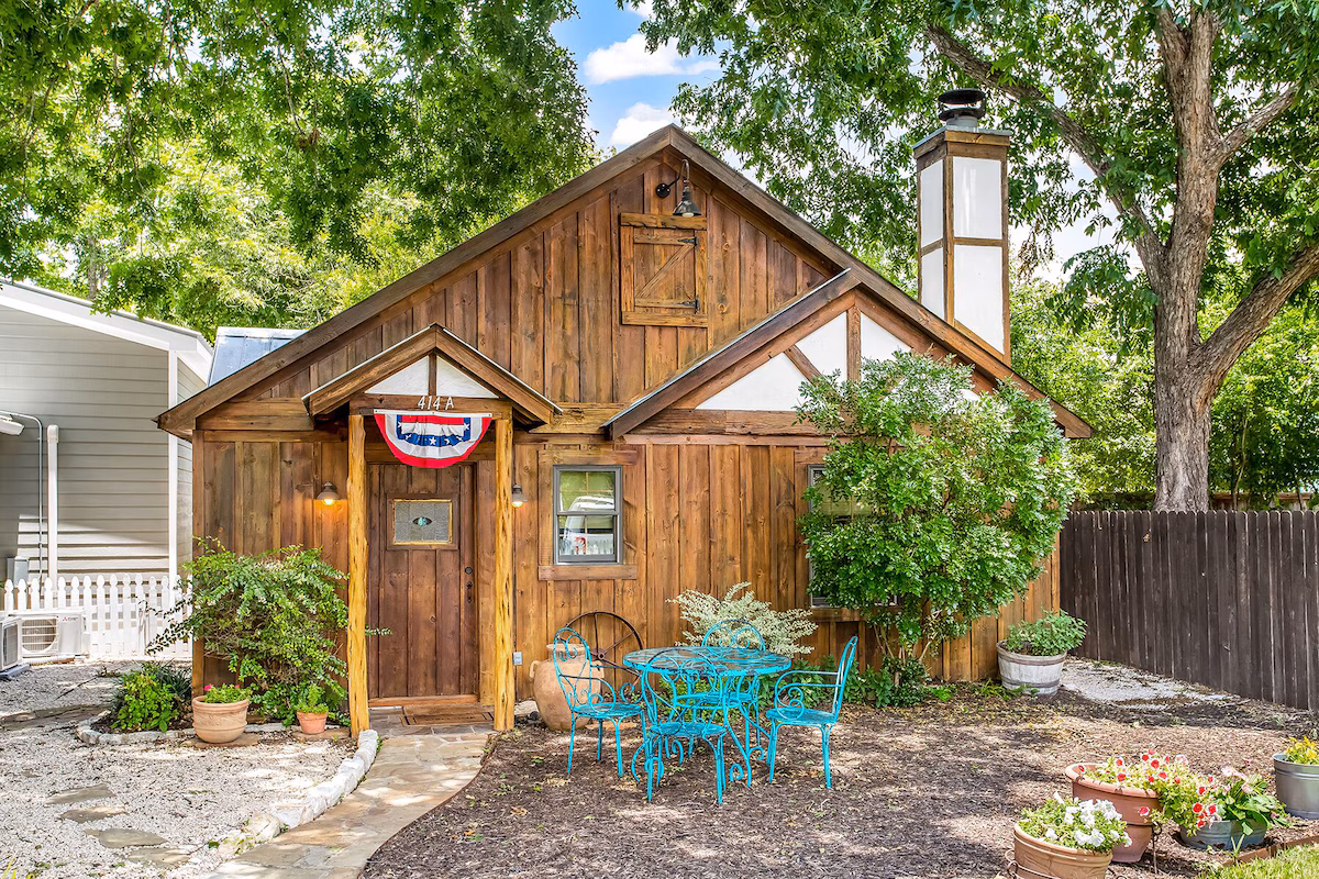 La Rouge, cabin with a private hot tub, photo 2