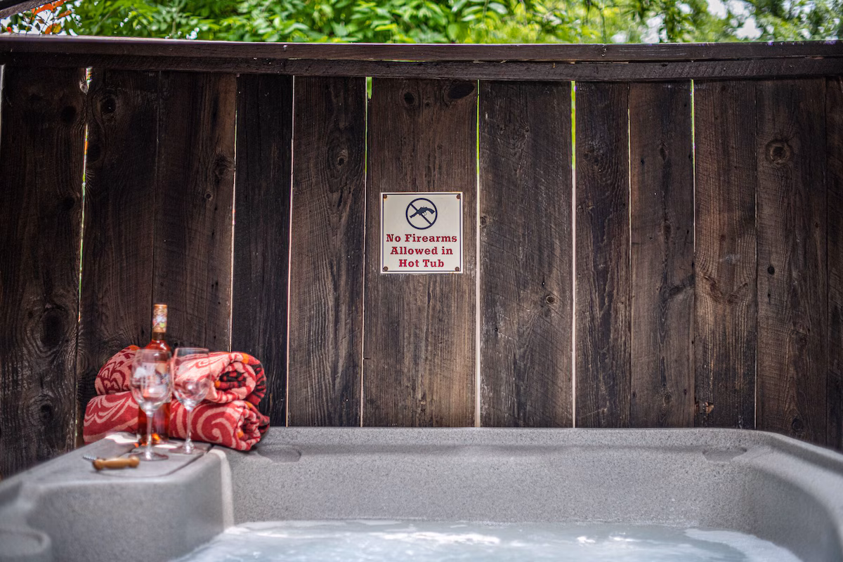 La Rouge, cabin with a private hot tub, photo 6
