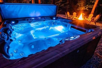 Lakeville Lodge, cabin with a private hot tub