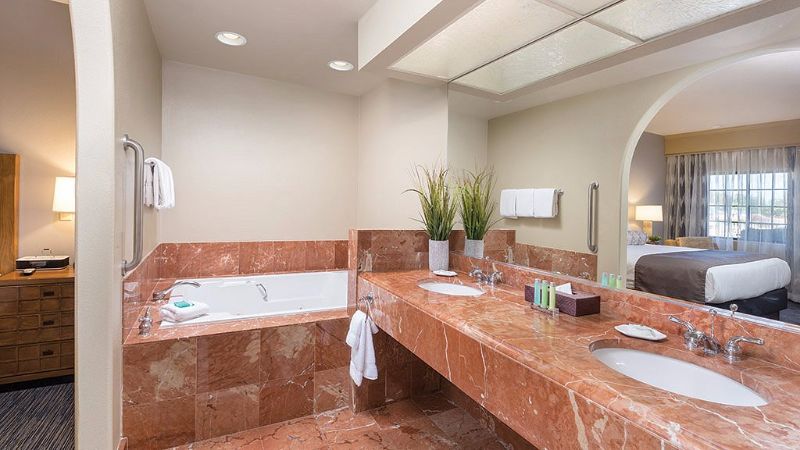 Legacy Golf Resort4 - jacuzzi hotel room