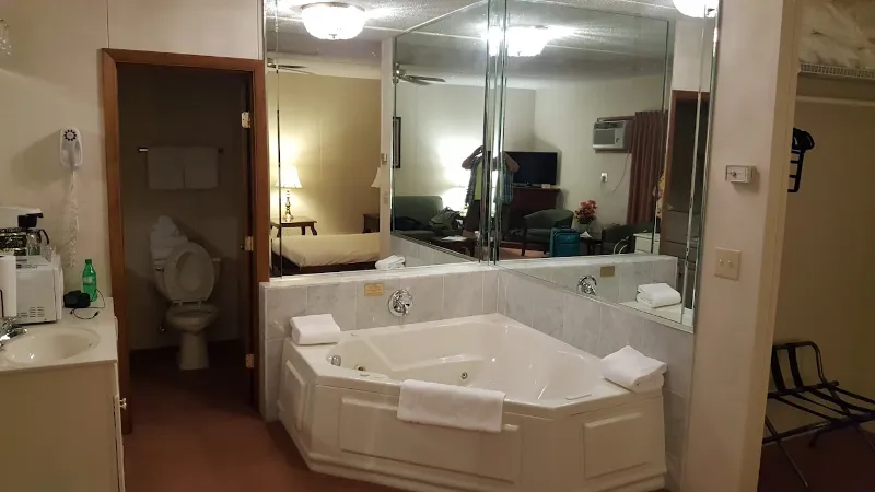 Lockport Inn and Suites1 - jacuzzi hotel room