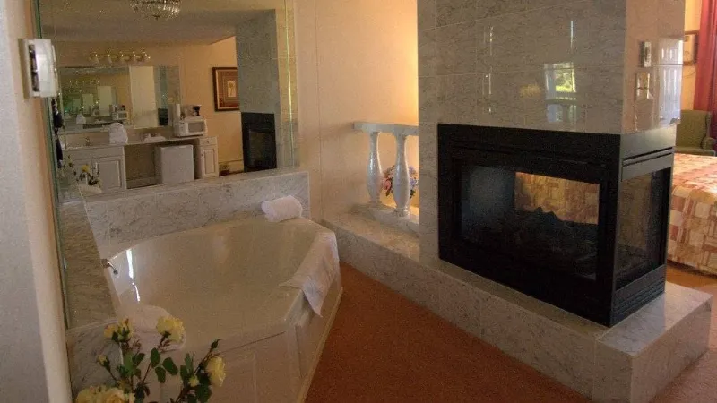 Lockport Inn and Suites, room with private jacuzzi, photo 4