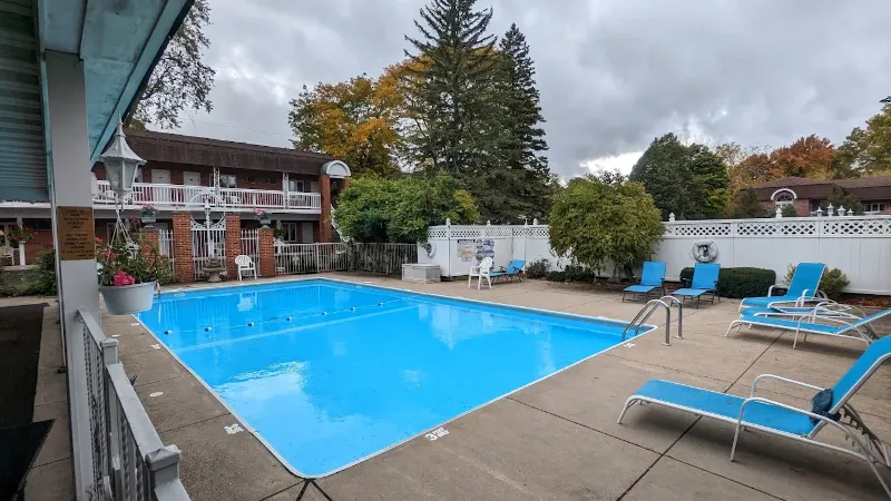 Lockport Inn and Suites, room with private jacuzzi, photo 5