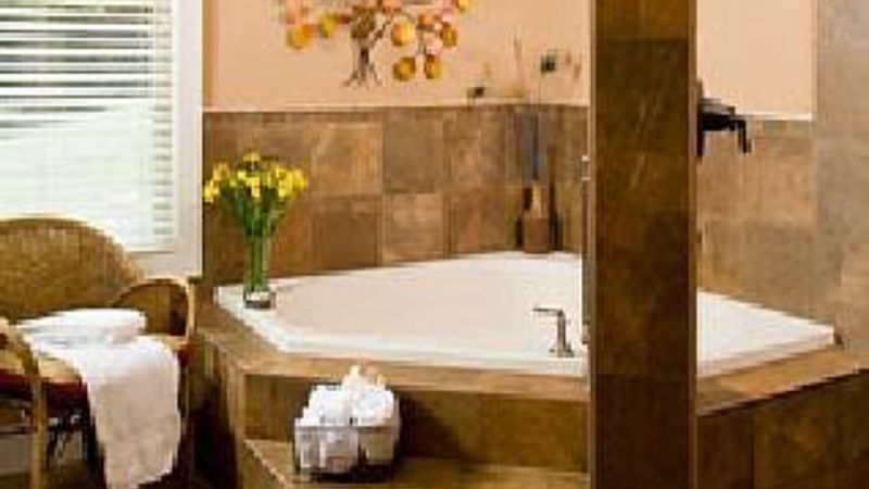 Lookout Point Lakeside Inn7 - jacuzzi hotel room