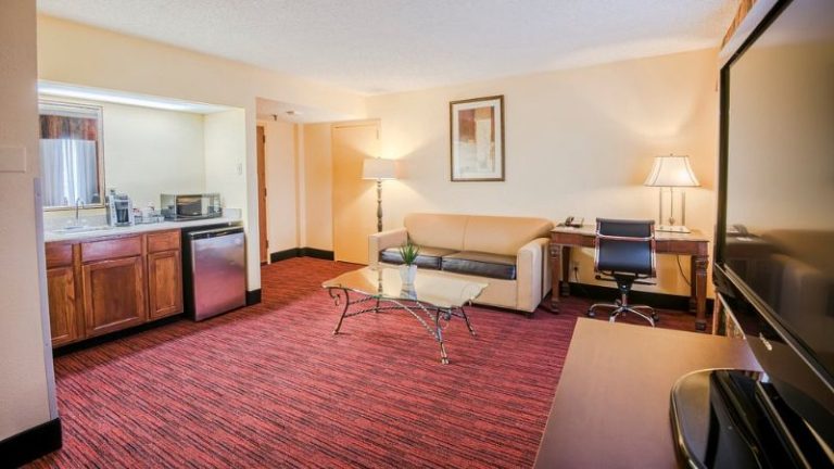 MCM Elegante Hotel and Suites – Dallas