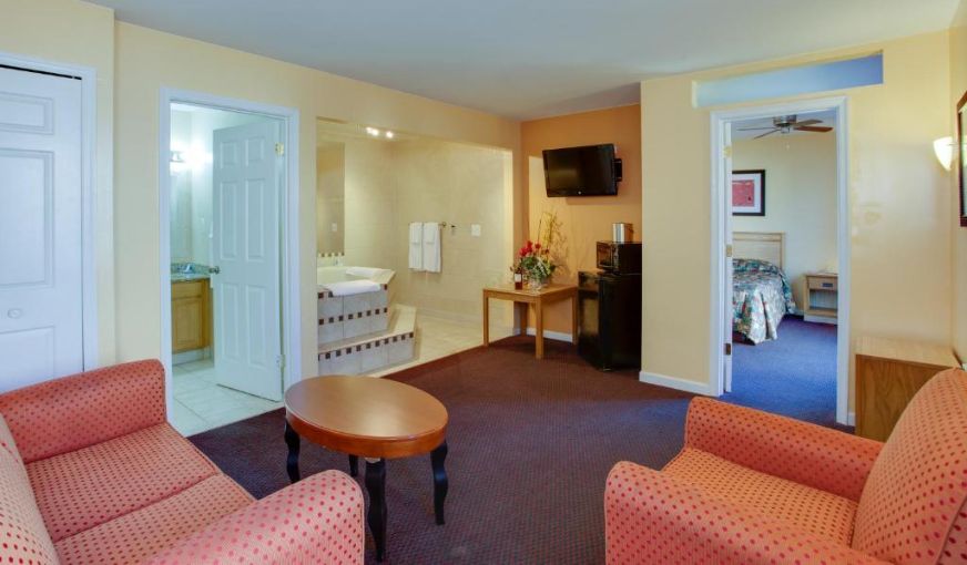 Master Suites Hotel, room with private jacuzzi, photo 5