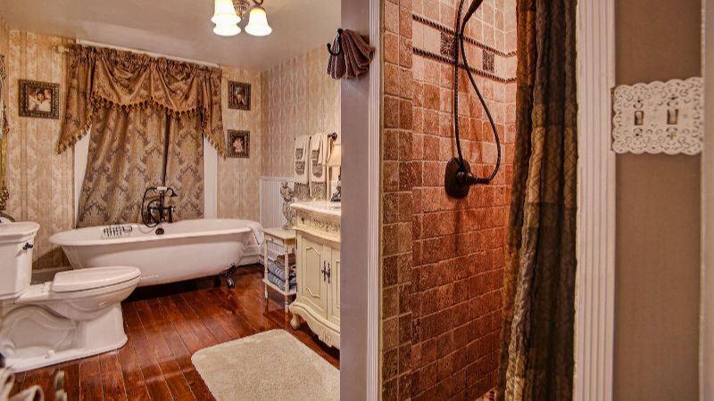 McMillan Inn, room with private jacuzzi, photo 4