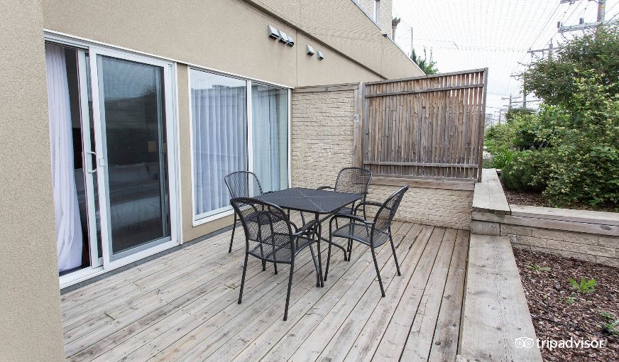 Metterra Hotel on Whyte, room with private jacuzzi, photo 6