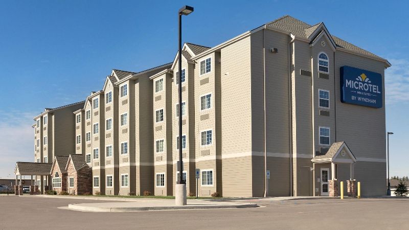 Microtel Inn & Suites by Wyndham Minot, room with private jacuzzi, photo 5
