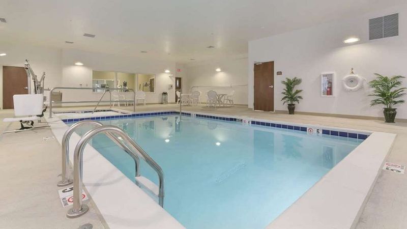 Microtel Inn & Suites by Wyndham Minot, room with private jacuzzi, photo 6