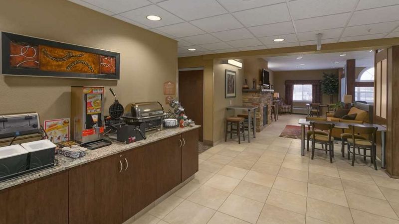 Microtel Inn & Suites by Wyndham Minot, room with private jacuzzi, photo 7