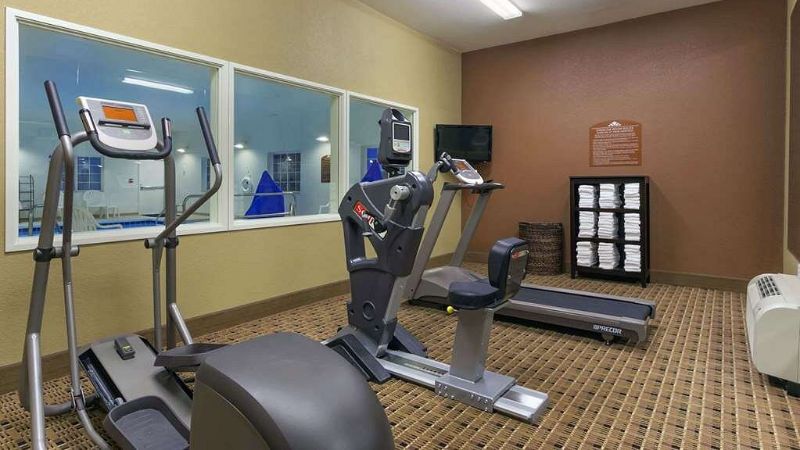 Microtel Inn & Suites by Wyndham Minot, room with private jacuzzi, photo 8