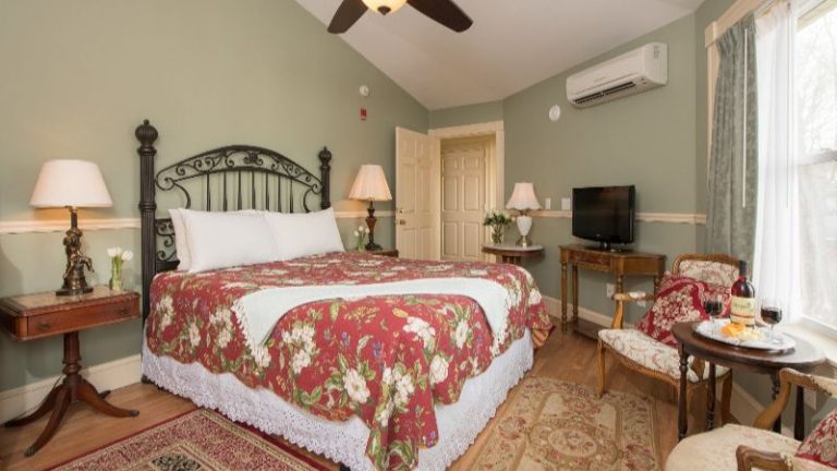 Mira Monte Inn & Suites