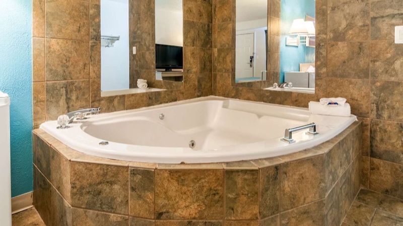 Motel 6 Detroit N.W. – Farmington Hills, room with private jacuzzi, photo 2