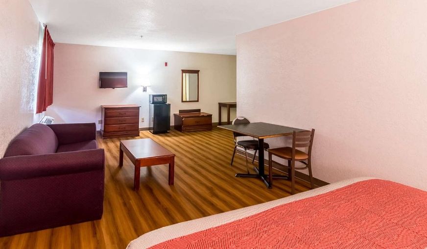 Motel 6 Oklahoma City, OK, room with private jacuzzi, photo 4