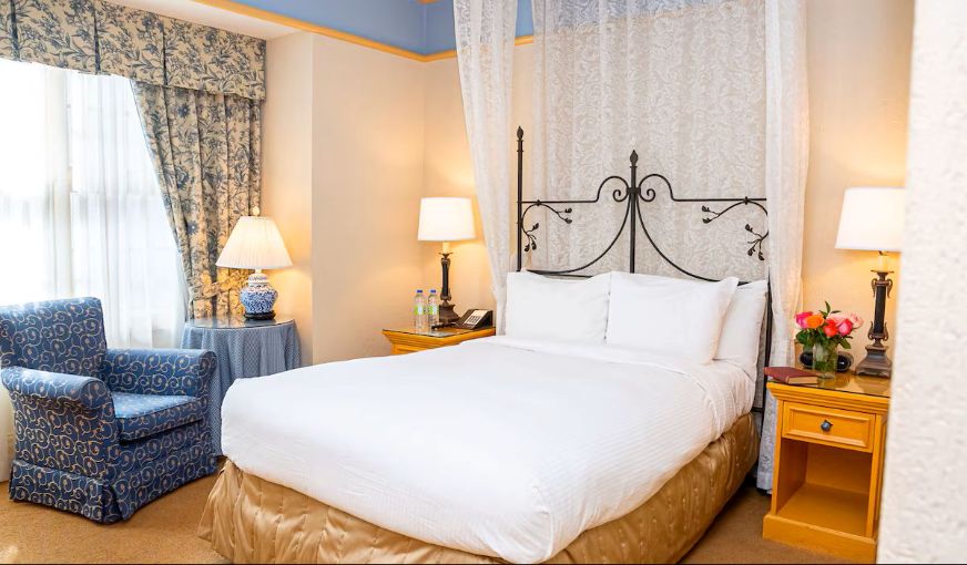 Old Mill Toronto Hotel, room with private jacuzzi, photo 8