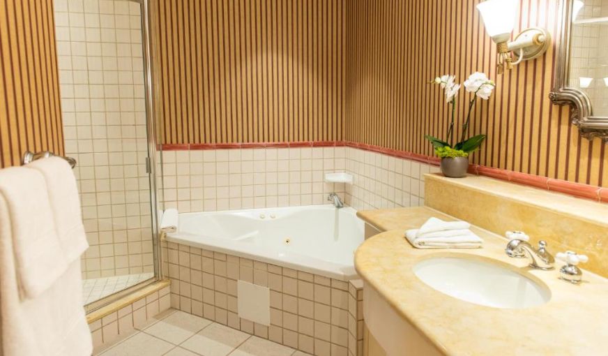 Old Mill Toronto Hotel, room with private jacuzzi, photo 2
