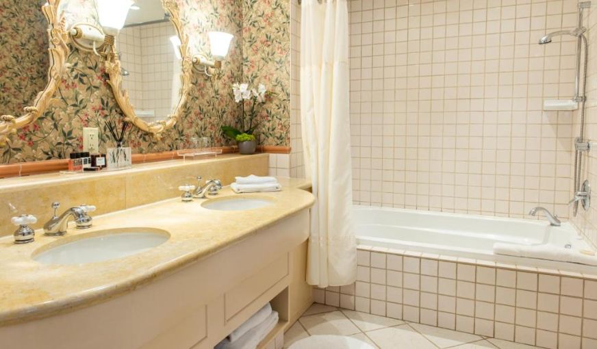 Old Mill Toronto Hotel, room with private jacuzzi, photo 3