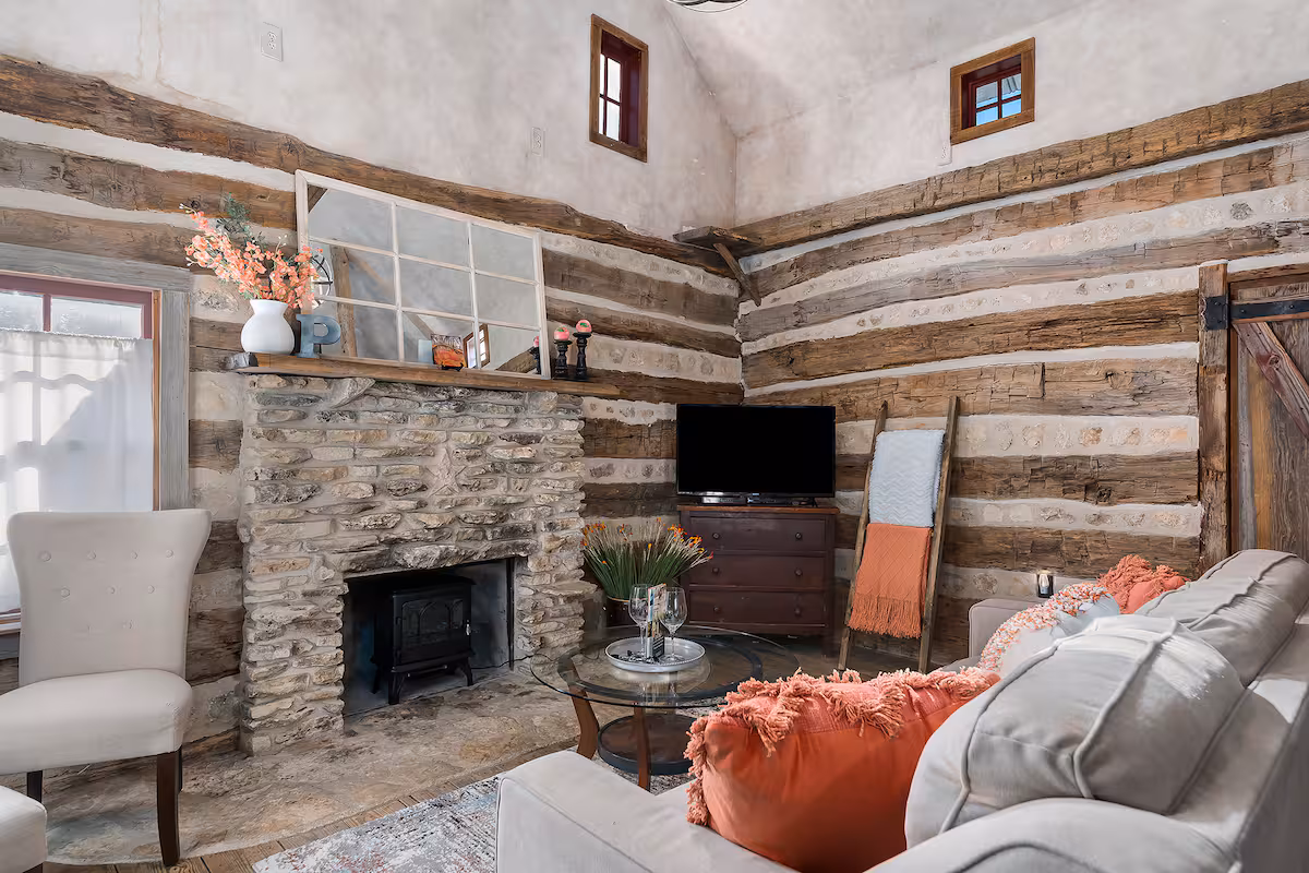 Peach Log Cabin, cabin with a private hot tub, photo 2