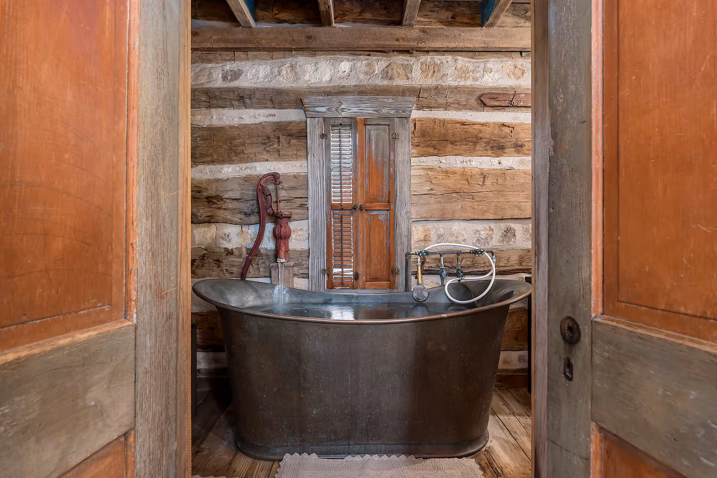 Peach Log Cabin, cabin with a private hot tub, photo 5
