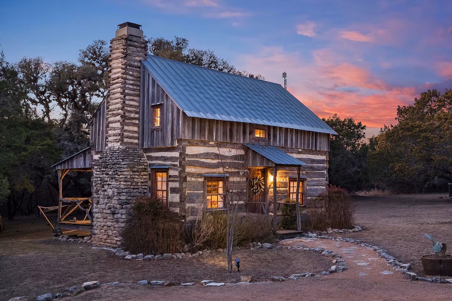 Peach Log Cabin, cabin with a private hot tub, photo 6
