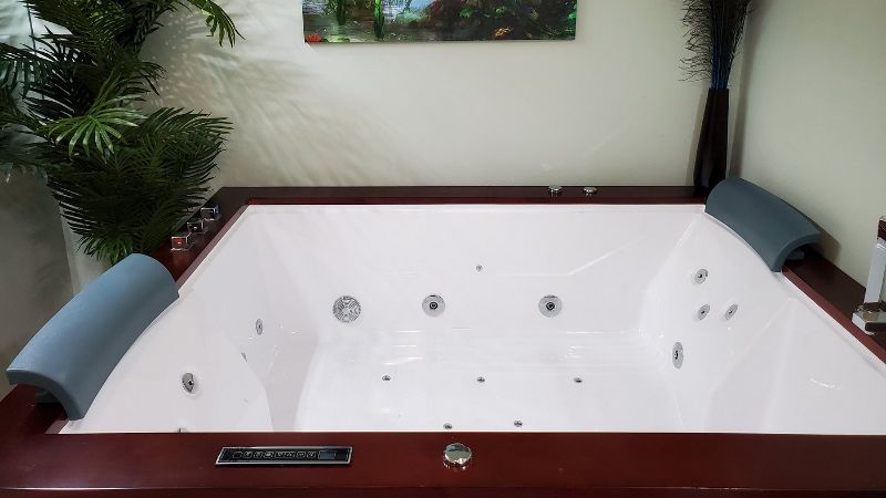 Pearson’s Pond Suites, room with private jacuzzi, photo 1