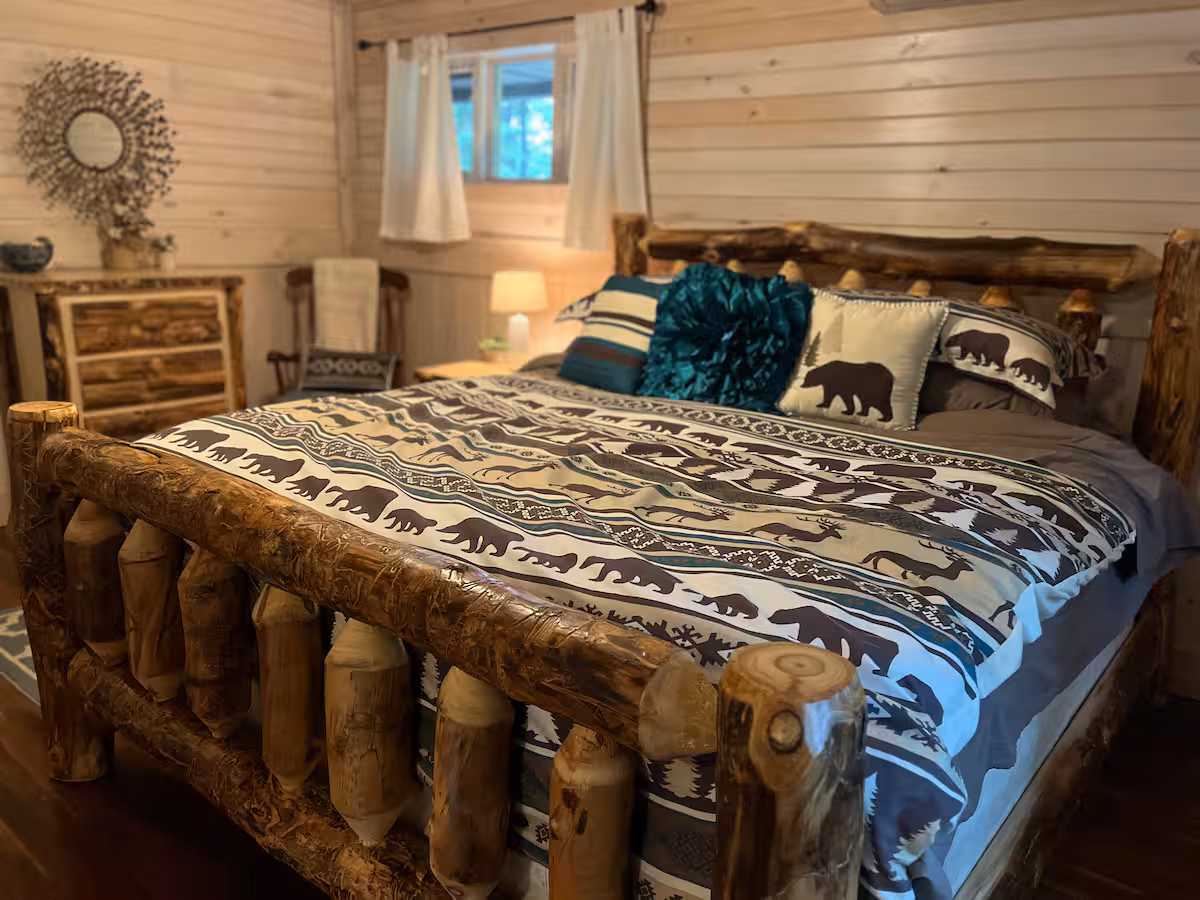 Pentwater Pines Cabin, cabin with a private hot tub, photo 4