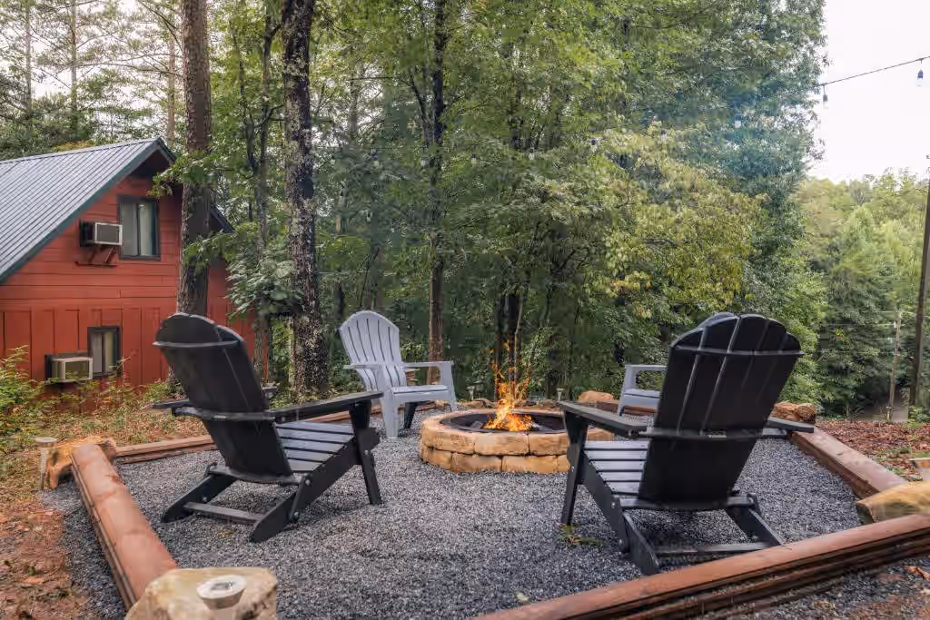 Pioneer Lodge – Cozy Cabin, cabin with a private hot tub, photo 2